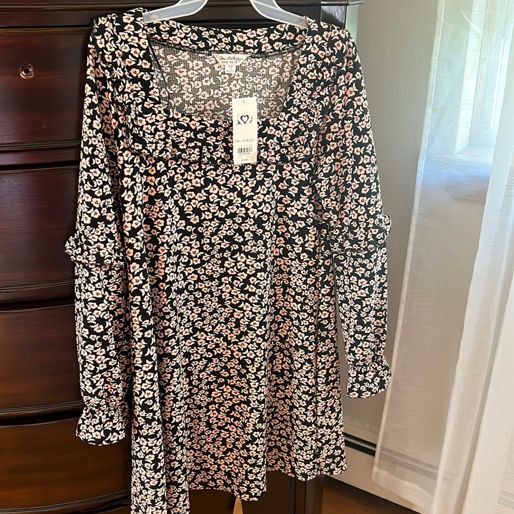 Beautiful spring dress! Never worn, size 6 with tags